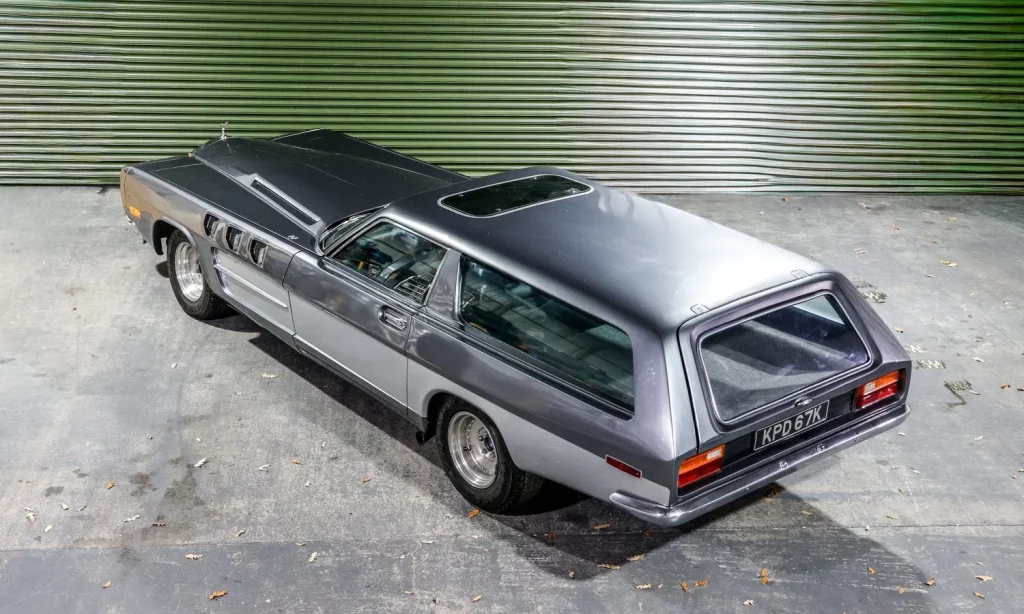 The Beast: El Rolls-Royce 'de palo' que encierra 27 motores 1.0 EcoBoost sale a subasta 3 Motor16 2025 The Beast. Imagen trasera.