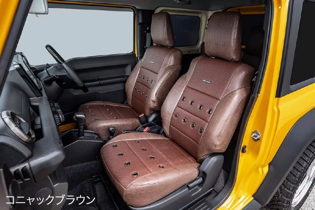 2025 Suzuki Jimny. Hilux Champ. Garage ill. Imagen interior.