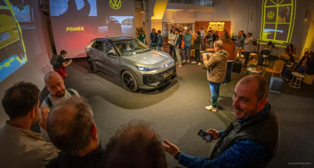 Volkswagen T-Roc: Conocemos el nuevo SUV de la marca, que solo conserva el nombre 1 Motor16 2025 Volkswagen T-Roc. Imagen presentación.