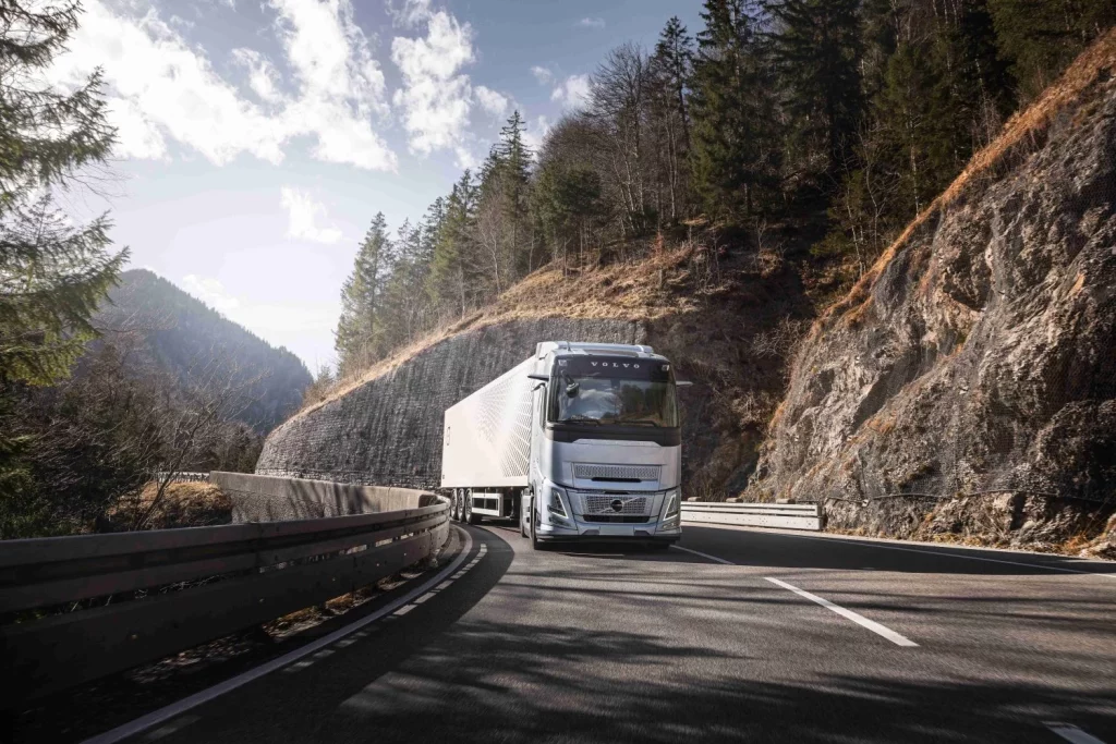 Volvo Trucks da una vuelta de tuerca a su tecnología para ofrecer camiones más eficientes 1 Motor16 2025 Volvo Trucks I-Roll Stop-Start. Imagen movimiento.