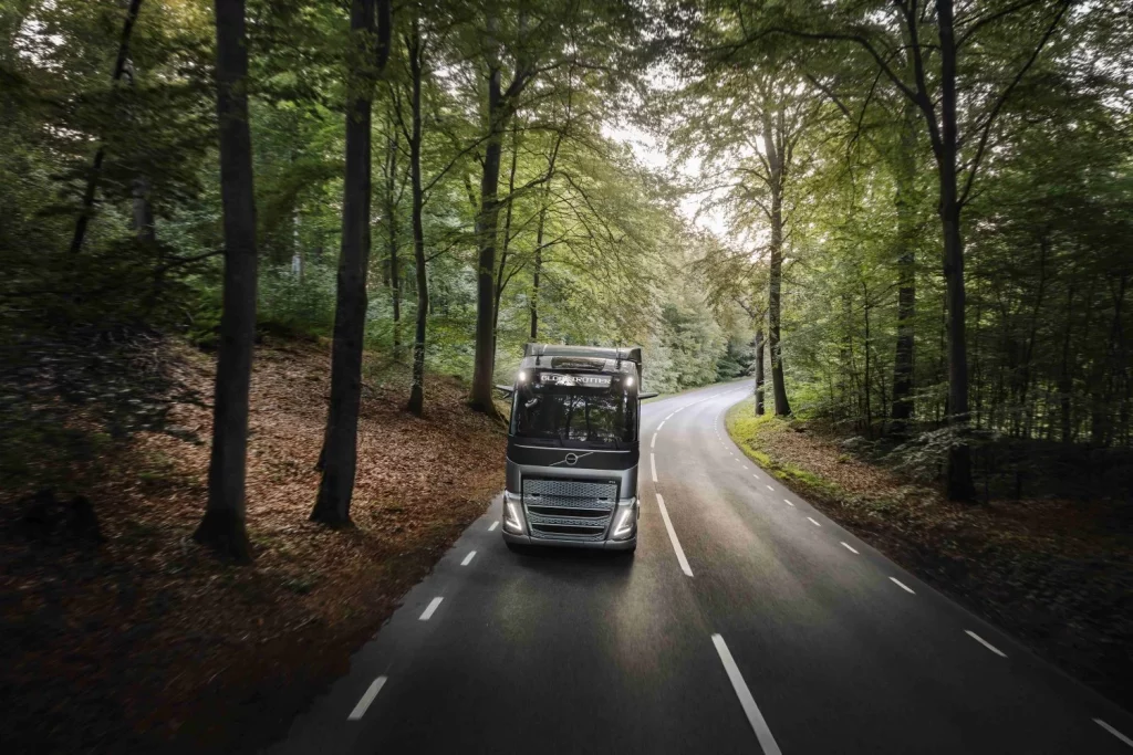 Volvo Trucks da una vuelta de tuerca a su tecnología para ofrecer camiones más eficientes 2 Motor16 2025 Volvo Trucks I-Roll Stop-Start. Imagen exterior.