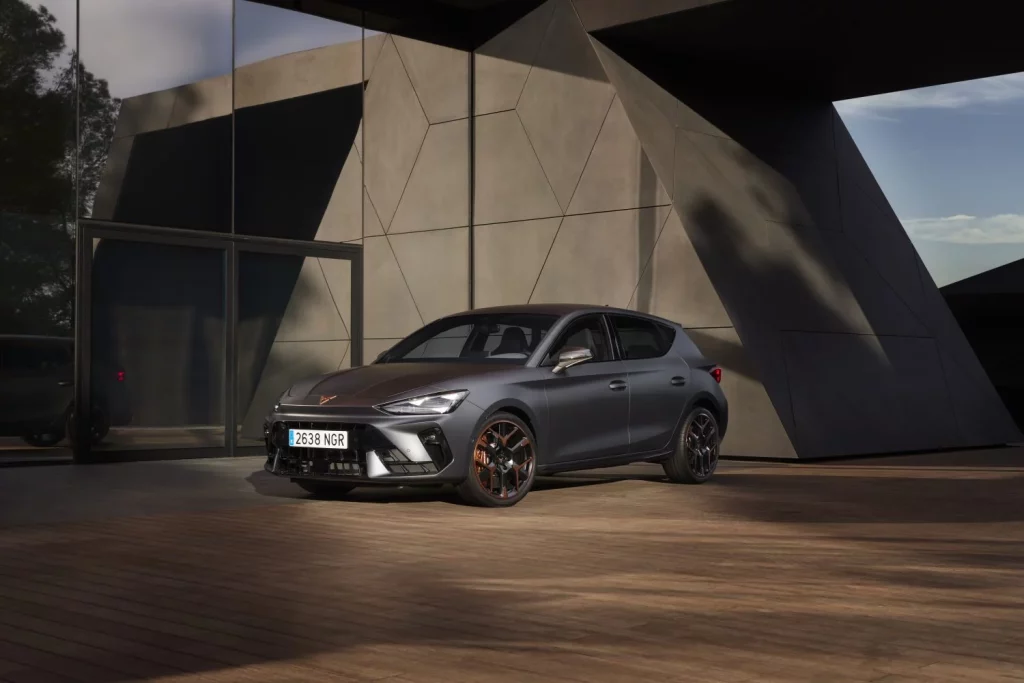 CUPRA León VZ: Un compacto tan emocionante como efectivo 3 Motor16 2025 CUPRA León VZ. Imagen estática.