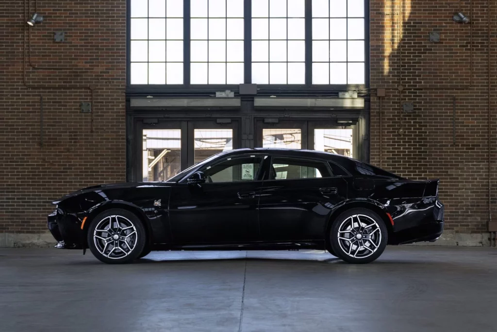 El Dodge Charger con motor de gasolina ya está aquí y es la berlina con la mejor relación precio/potencia 1 Motor16 2025 Dodge Charger Daytona SIXPACK. Imagen lateral.