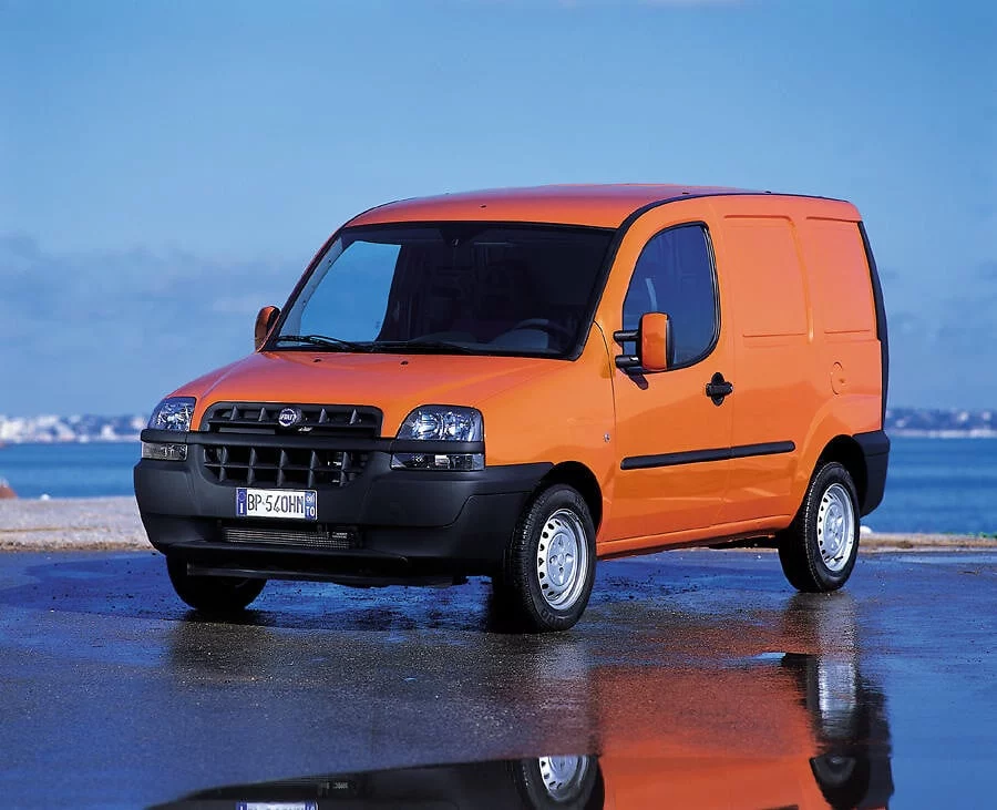 Doblò: La incombustible herramienta de Fiat Professional cumple 25 años de historia 2 Motor16 2025 Fiat Doblo. 25 años. Imagen primera generación.