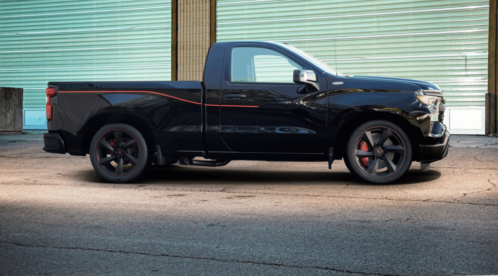 El Chevrolet Silverado para soñar con los street trucks los firma Yenko y es más potente que un Veyron 2 Motor16 2025 Yenko/SC Silverado. Imagen lateral.