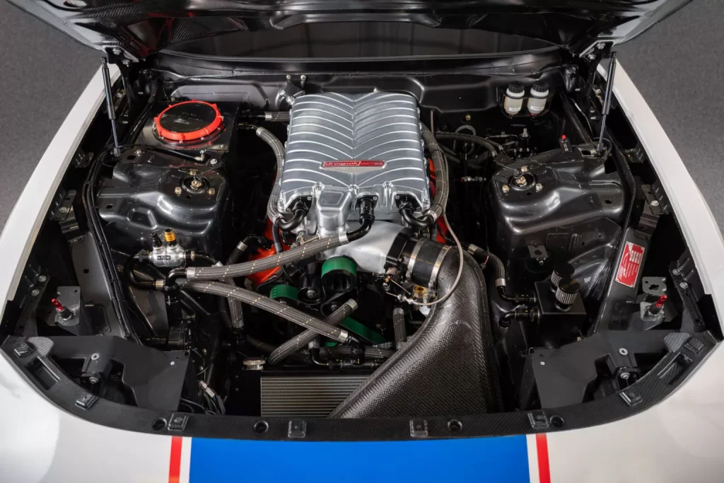 2025 Dodge Charger Hustle Stuff Drag Pak. Imagen motor.