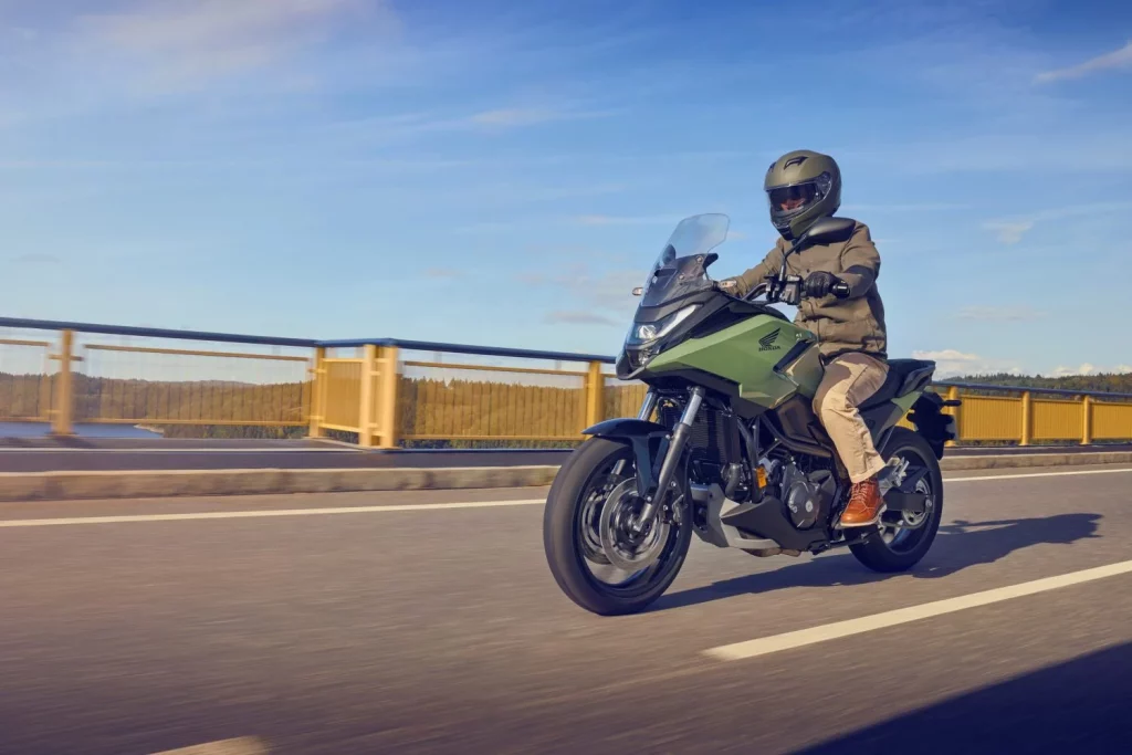 Viajar en moto y tu espalda: guía completa de preparación física para largas rutas 1 Motor16 504465 25YM Honda NC750X Motor16