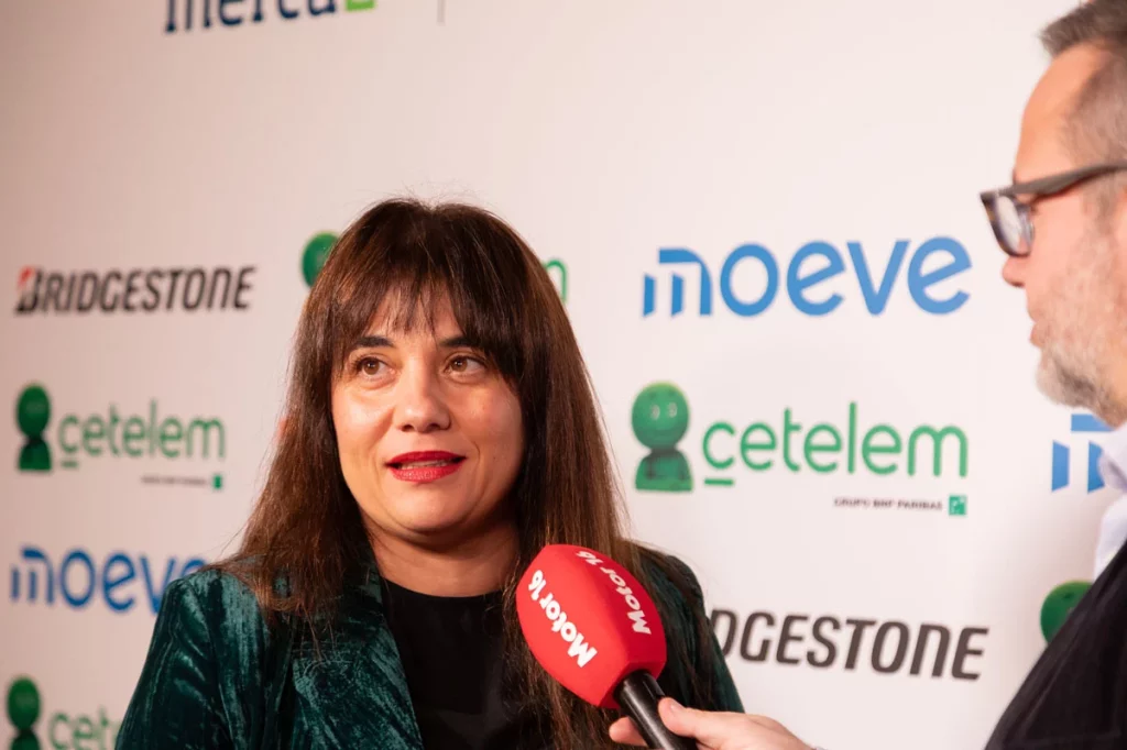 Ana Gema Ortega directora general de Peugeot con Rogelio Camargo. Premios Motor 16 030 Motor16