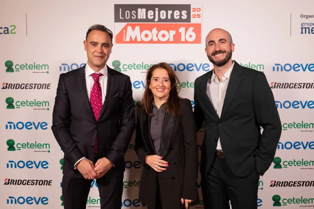 Andres Hernandez de Merca2 junto a Rebeca Guillen directora de Comunicacion de Toyota e Inaki Arriandiaga jefe de prensa de Toyota. emios Motor 16 049 Motor16