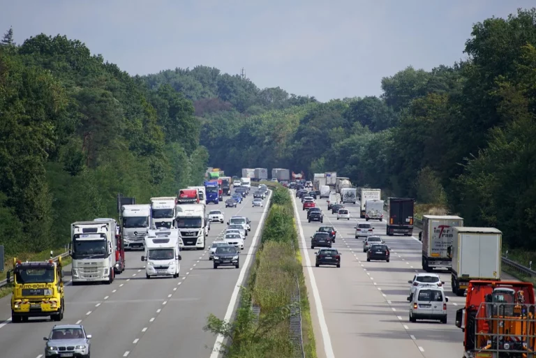 Así se construyen en Alemania las famosas Autobahn, las carreteras sin límite de velocidad por las que circulan deportivos a más de 300 km/h
