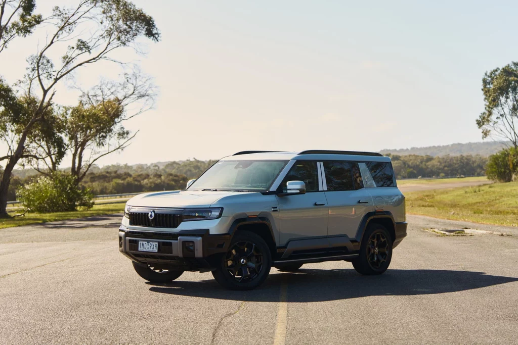 BYD DENZA B8 EXTERIOR 46 Motor16