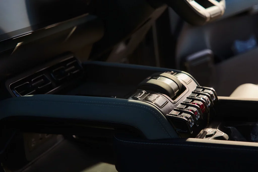 BYD DENZA B8 INTERIOR 7 Motor16