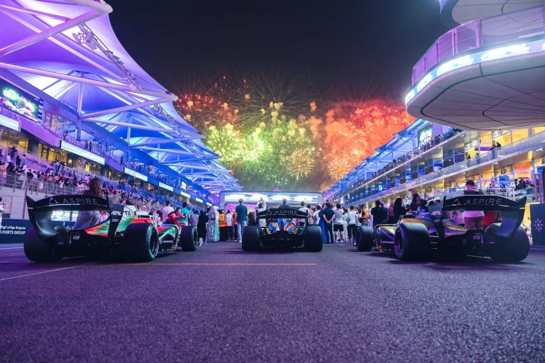 La IA casi vence al piloto: carreras con coches autónomos a 250 km/h en Abu Dhabi