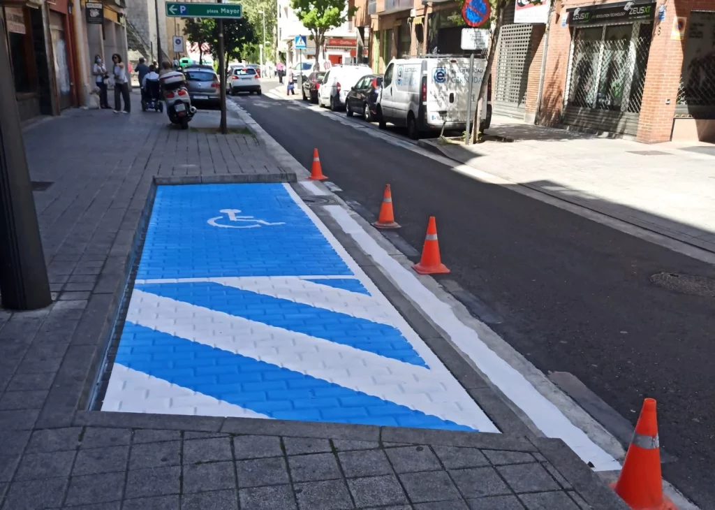 El Gobierno cambia la forma que tienes de aparcar y te multará con hasta 500 euros si estacionas en estas plazas tan comunes 2 Motor16 plazas movilidad reducida aparcar