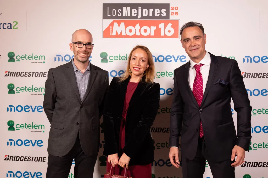 Carlos Lopez de DS junto a su acompanante y Andres Hernandez. Premios Motor 16 088 2 Motor16
