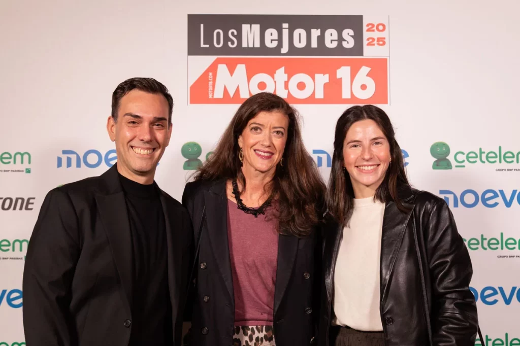 Carlos Martin de Merca2 con Constanza Pasqual del Pobil y Raquel Cernuda de Bridgestone. Premios Motor 16 054 Motor16
