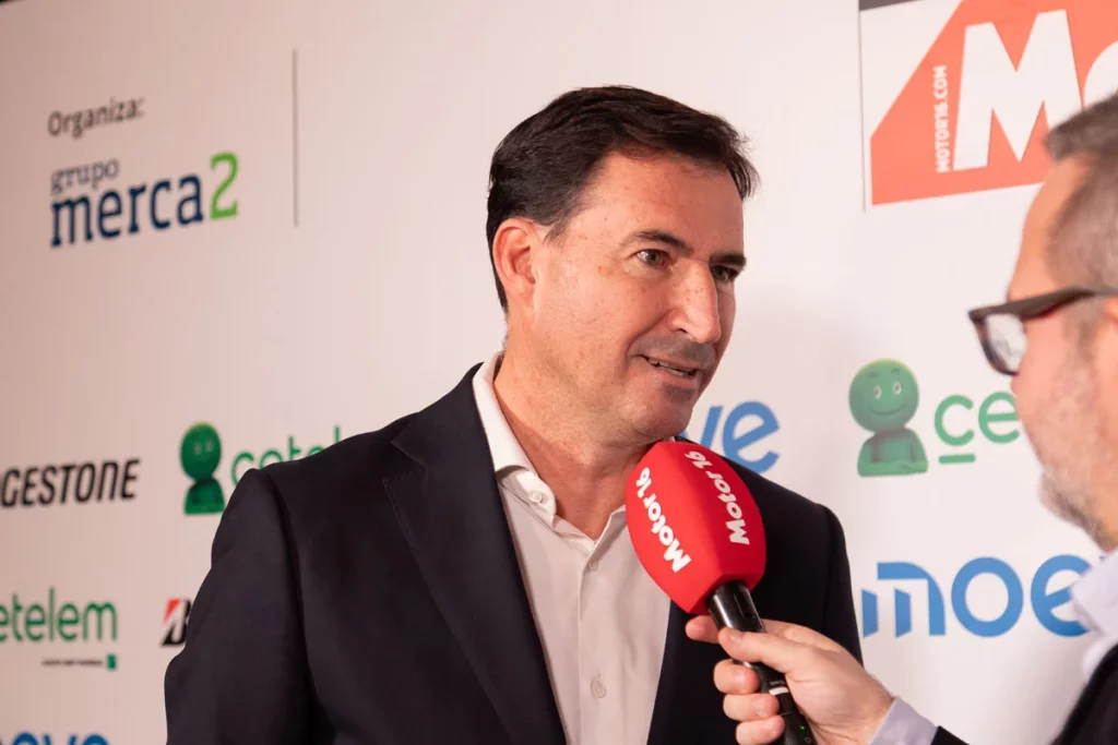 Carlos de Luis de Seat. Premios Motor 16 082 Motor16