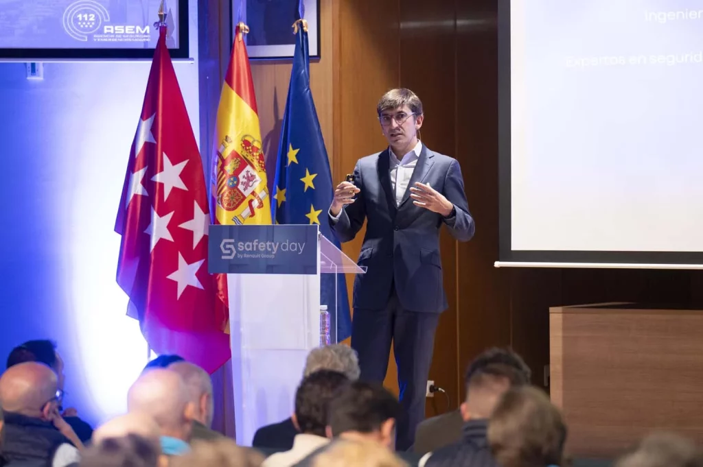 Renault no se conforma con fabricar coches: forma a más de 200 bomberos en rescates en vehículos eléctricos 5 Motor16 Cesar Lorenzo Renault Motor16