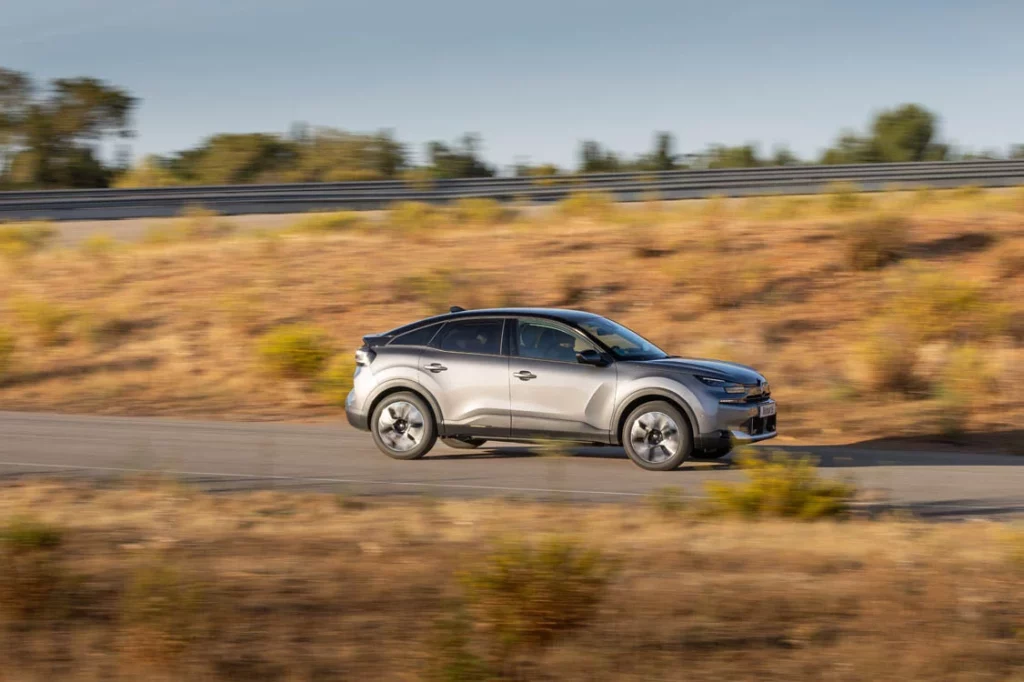 Citroen C4 Hybrid 145 CV e DSC6 14 Motor16