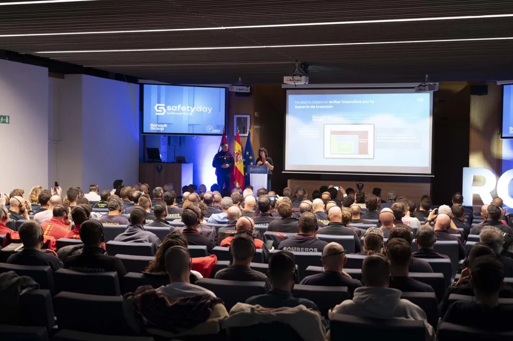 Renault no se conforma con fabricar coches: forma a más de 200 bomberos en rescates en vehículos eléctricos 2 Motor16 Claire Petite Boulanger y Nicolas Granier Motor16