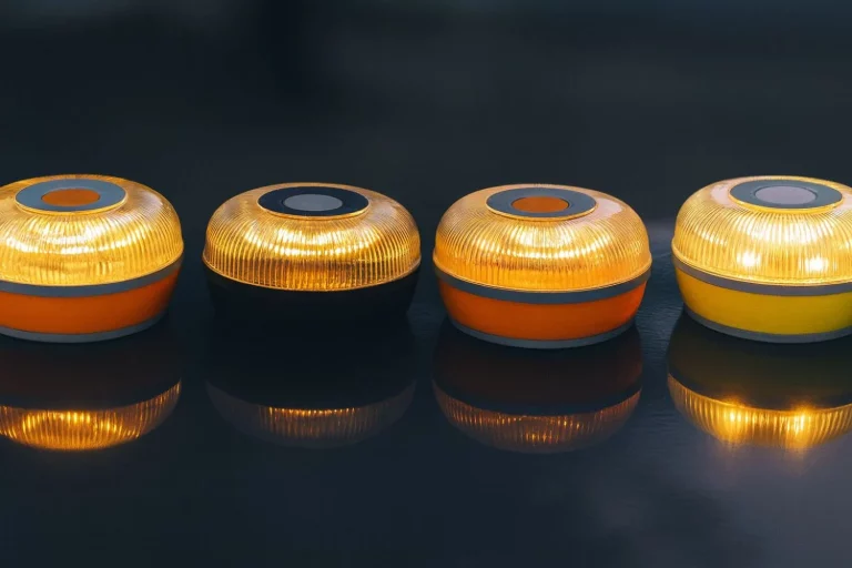 ¿Cómo puedo comprobar si mi baliza V16 funciona y avisa a la DGT en caso de emergencia?