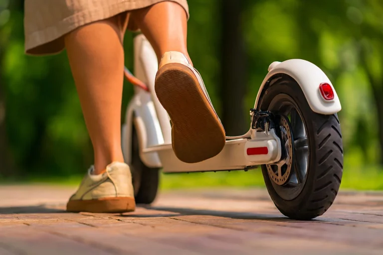 Estefanía (33), agente de seguros: «Si buscas el seguro para tu patinete más barato y completo, te digo el ideal»
