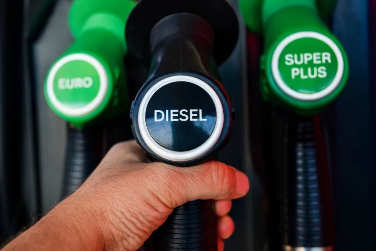 Bruselas ‘dispara’ a tu coche diésel: no te va a prohibir usarlo, pero sí que te va a tocar el bolsillo