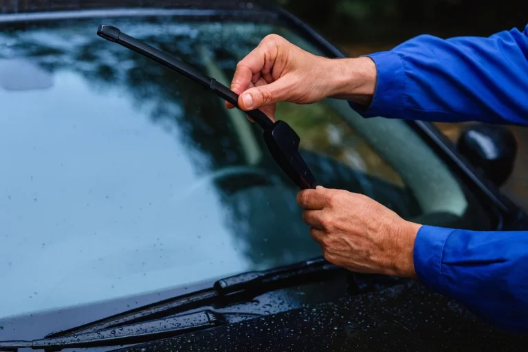 Ángela (33), profesora de autoescuela: «Cuando llueve, antes de arrancar el coche, tienes que hacer una comprobación que te salvará la vida»