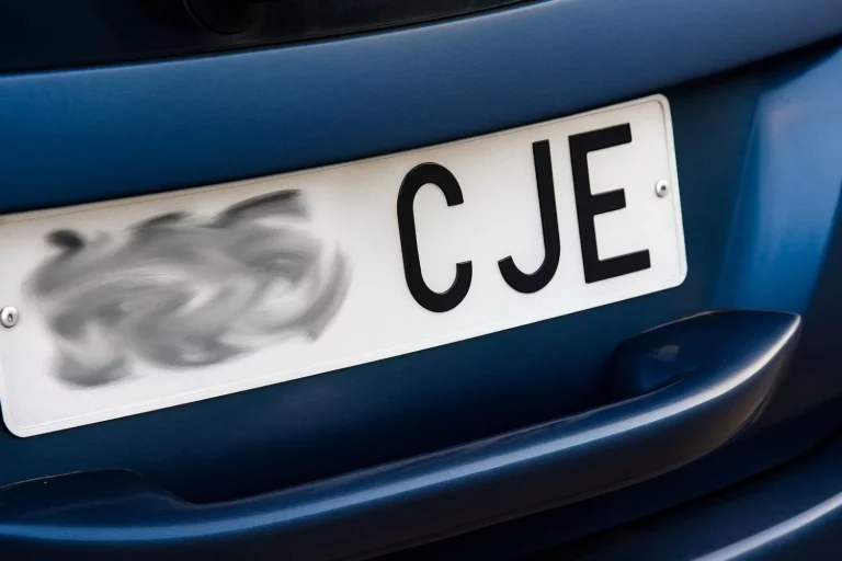 Hasta la Policía se sorprende de este #ArtAttacker que consigue hacer invisible a tu coche