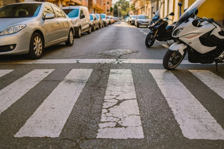 Lorena (34), agente de movilidad: «Si la DGT no cambia la forma de aparcar los coches en las ciudades, los peatones seguirán estando en riesgo»