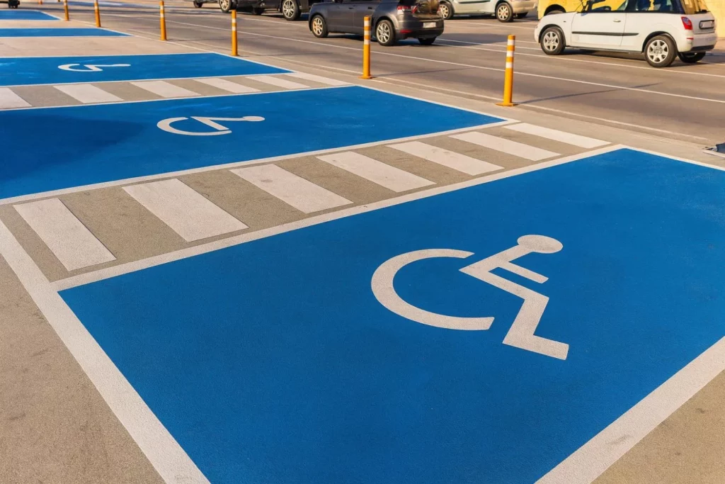 Los vehículos de transporte de mayores en silla de ruedas a centros de día están en el ojo del huracán por “fallos evitables” 215 Motor16 aparcar plazas movilidad reducida