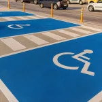 El Gobierno cambia la forma que tienes de aparcar y te multará con hasta 500 euros si estacionas en estas plazas tan comunes