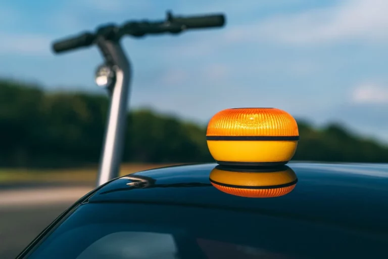 Miguel (42), técnico de emergencias: «Ya se han producido situaciones peligrosas por usar la baliza V-16»