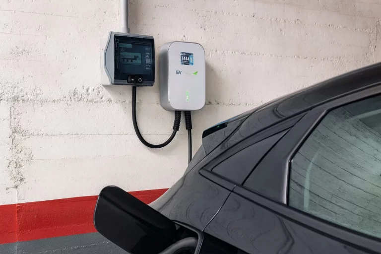 Pedro (58), abogado: «Antes de comprarte un coche eléctrico echa un vistazo a la Ley de Propiedad Horizontal de tu vivienda»