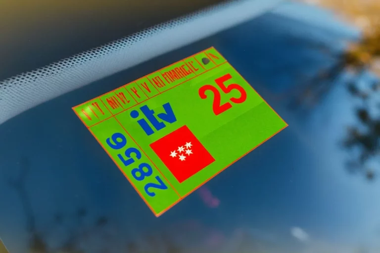 Verde, Rojo, Amarillo… El significado que tienen los colores en las pegatinas que te dan al pasar la ITV