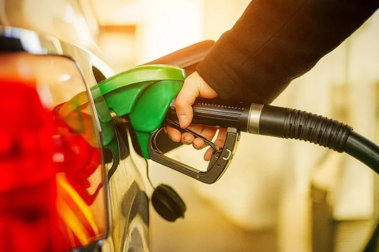 «Tendrás las manos libres»: el truco que Juan del Val utiliza para repostar su coche y que no gusta a los gasolineros