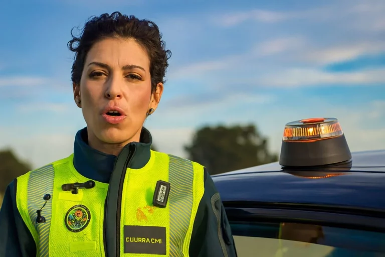 ¿Dónde se pone la baliza V16?, ¿se conecta con el 112?… La Guardia Civil aclara tus dudas en un minuto