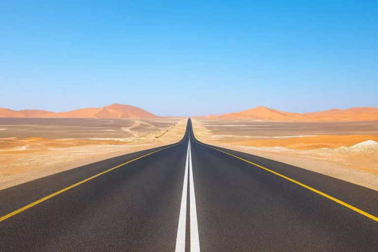 240 kilómetros sin tener que mover el volante: así es la carretera con la recta más larga de todo el mundo