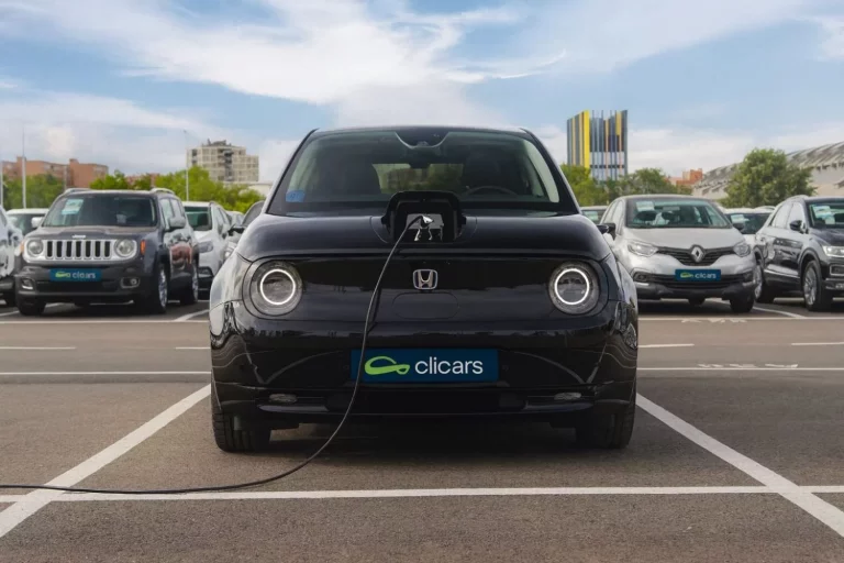 Rocío (34), analista: «4 de cada 10 coches de segunda mano que se buscaron en Black Friday tenían etiqueta ECO o 0»