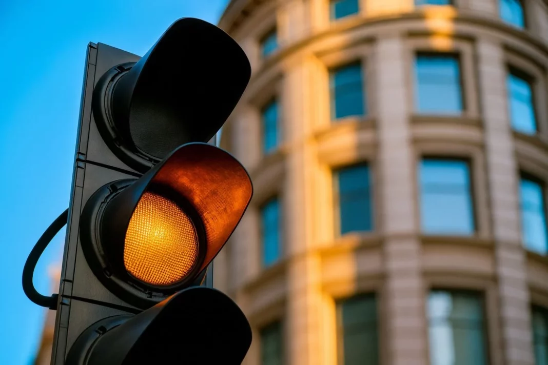 luz ámbar semáforo