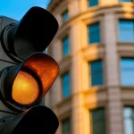 Frenar o acelerar: el Reglamento General de Circulación aclara lo que tienes que hacer si te encuentras con un semáforo en ámbar