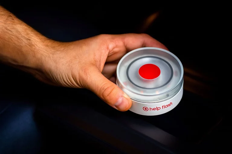 Analizan las 11 balizas V16 más vendidas y sacan conclusiones: «Esta es la más potente de todas y la que deberías llevar en tu coche»