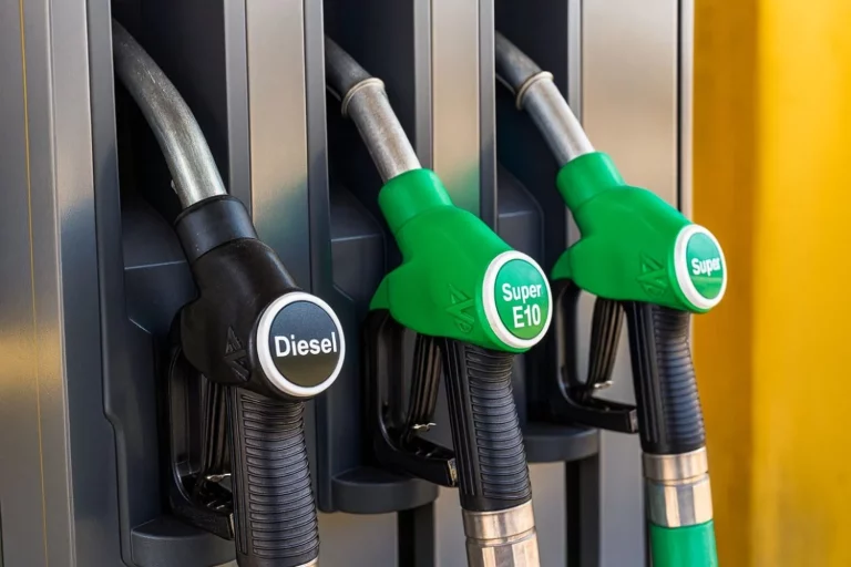 El último estudio de la OCU lo deja claro: «La gasolina low-cost no es de peor calidad que la de Repsol, Moeve o BP»