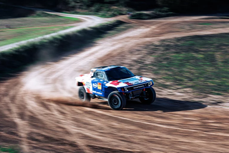 Santana vuelve al mercado pasando por el Dakar