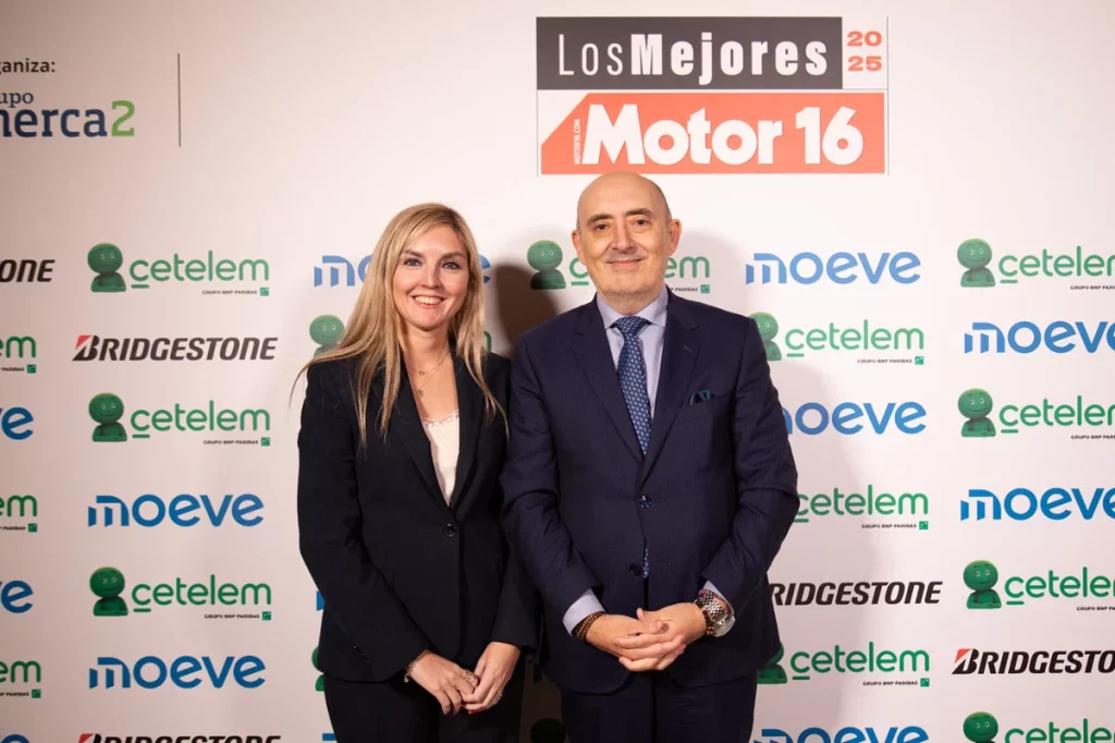 Elena de Sande y Ricardo Ducazcal director de Relaciones Institucionales del Grupo Merca2.Premios Motor 16 010 Motor16
