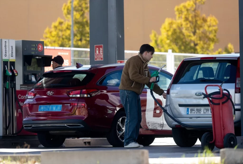 La OCU desmonta los mitos de las gasolineras low cost: su carburante ofrece la misma calidad que el de las grandes cadenas 2 Motor16 EuropaPress 6309072 clientes abastecen gasolina gasolinera 28 octubre 2024 madrid Motor16