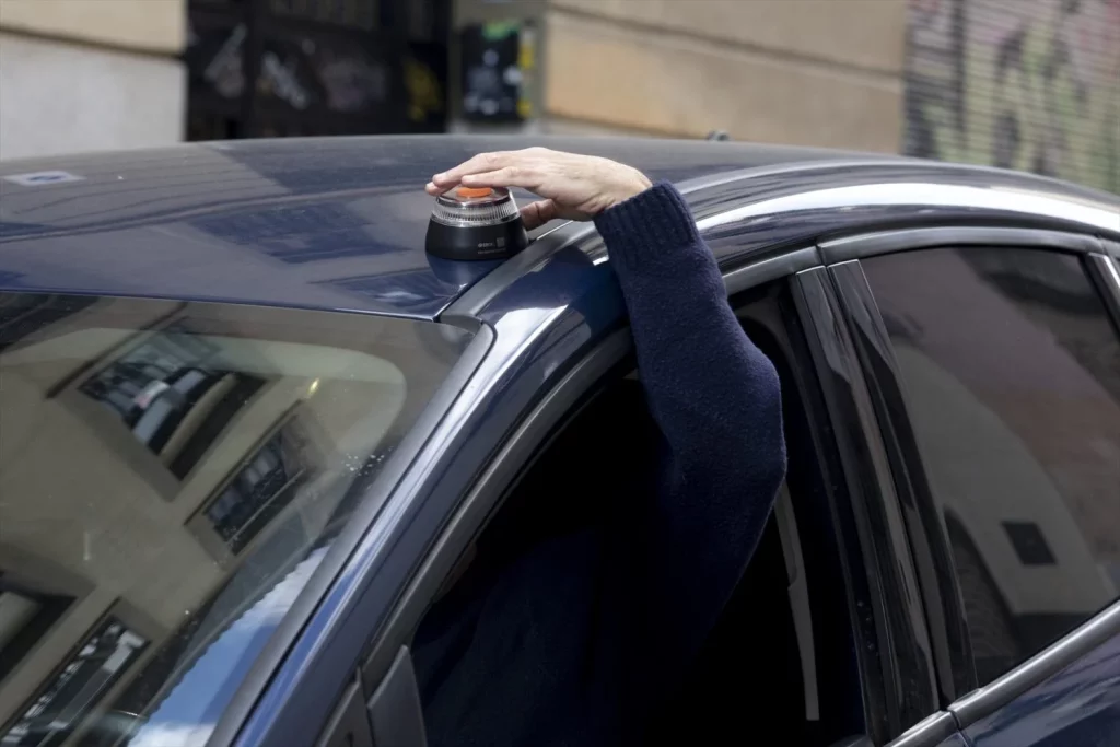 EuropaPress 7118079 baliza v16 emergencia vehiculos 21 noviembre 2025 madrid espana baliza v16 Motor16