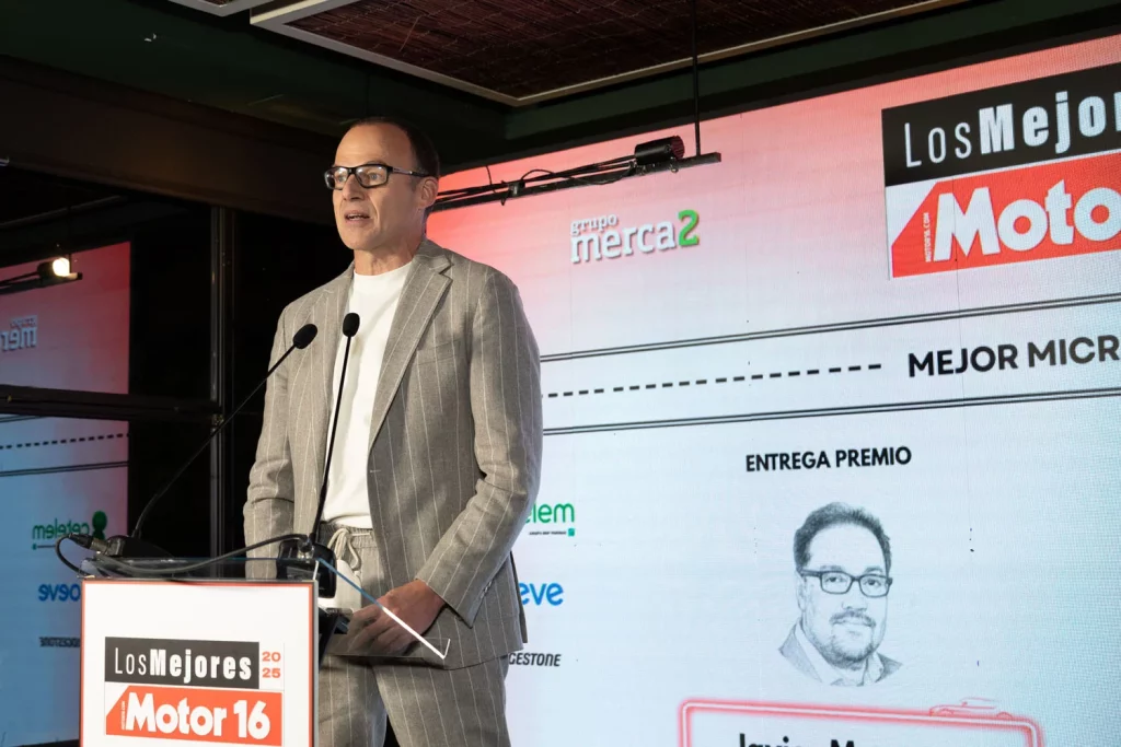 Premios Motor16 2025. Mobilize Duo, mejor microcoche 1 Motor16 Filippo Rivanera en la entrega del premio al Mobilize Duo.