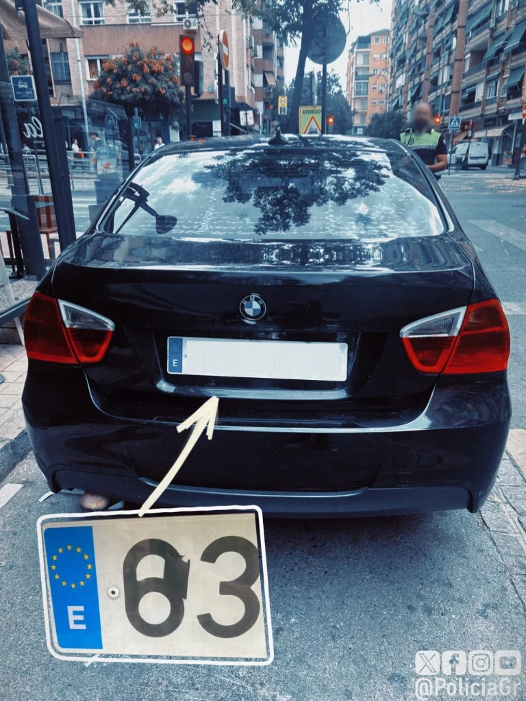 Hasta la Policía se sorprende de este #ArtAttacker que consigue hacer invisible a tu coche 2 Motor16 matrícula manipulada policía granada