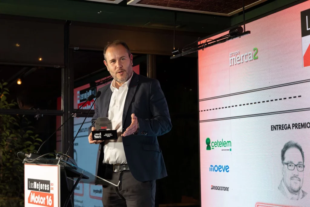 Gustavo Higes recoge el premio al Volkswagen Polo/ID.Polo.